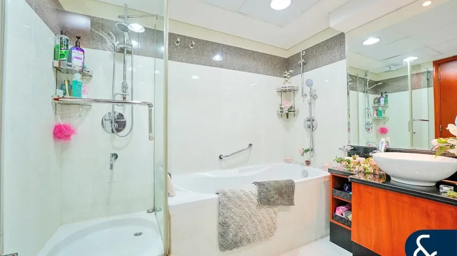 Apartamento de 2 dormitorios en Park Towers, UAE No. 157 № 8