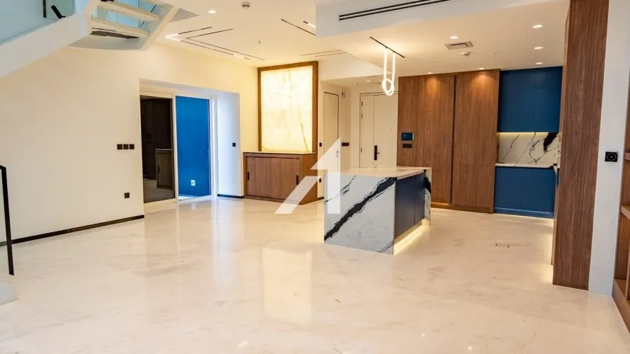 Apartamento de 2 dormitorios en Central Park Tower, UAE No. 220 № 3