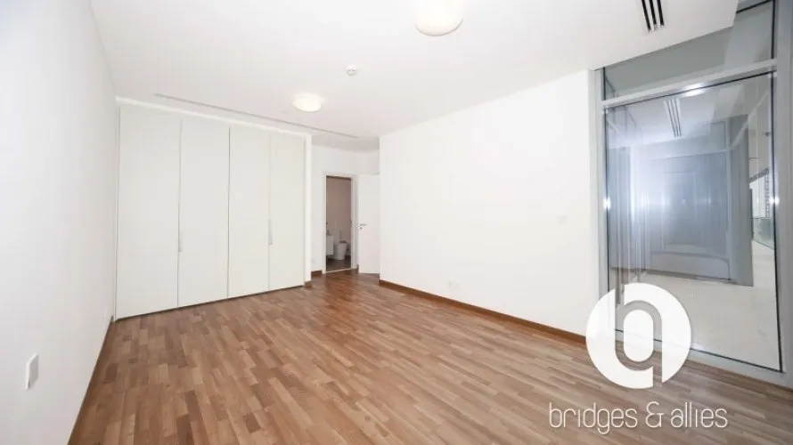 Apartamento de 3 dormitorios en DIFC, UAE No. 239 № 2