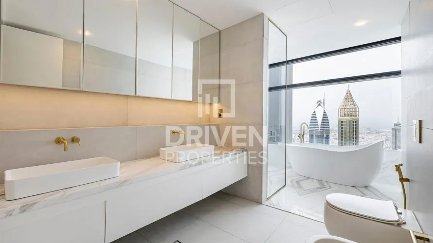 Apartamento de 3 dormitorios en DIFC, UAE No. 387 № 1
